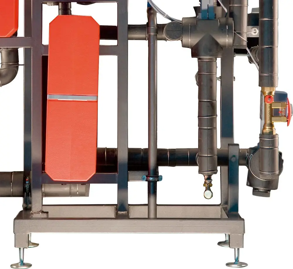 Solares Heizmodul in metallener Struktur mit roten Komponenten, ausgestattet mit Rohren und einem Ventil. Hersteller ist Bosch.
